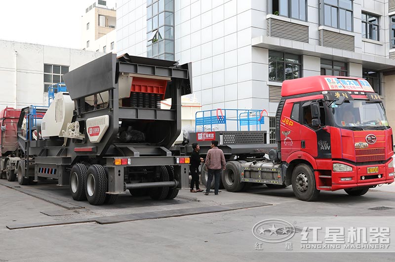 两台移动式建筑垃圾破碎机发货中