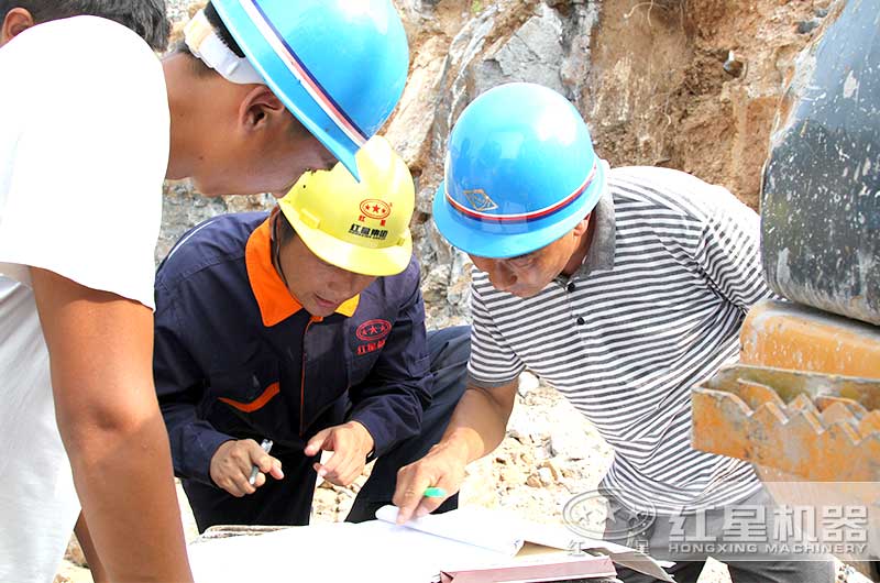 摩登6安装师傅在现场为用户调节设备出料粒度