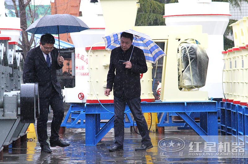 客户冒雨前来厂区考察